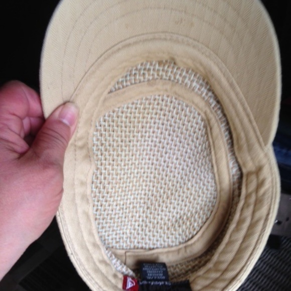 Beige cap with patterns - Picture 3 of 4